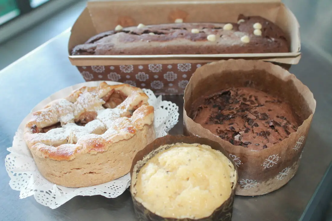 Postres individuales surtidos en vitrina
