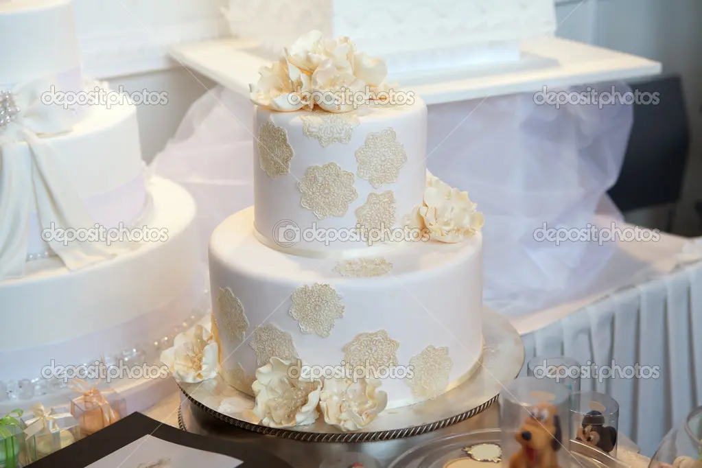 Torta de matrimonio de varios pisos elegante