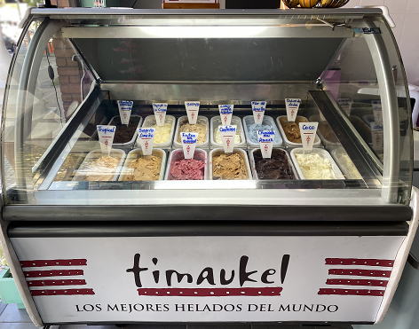 Potes de helado artesanal con cucharas