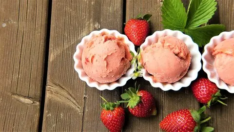 Helado de maracuyá cremoso